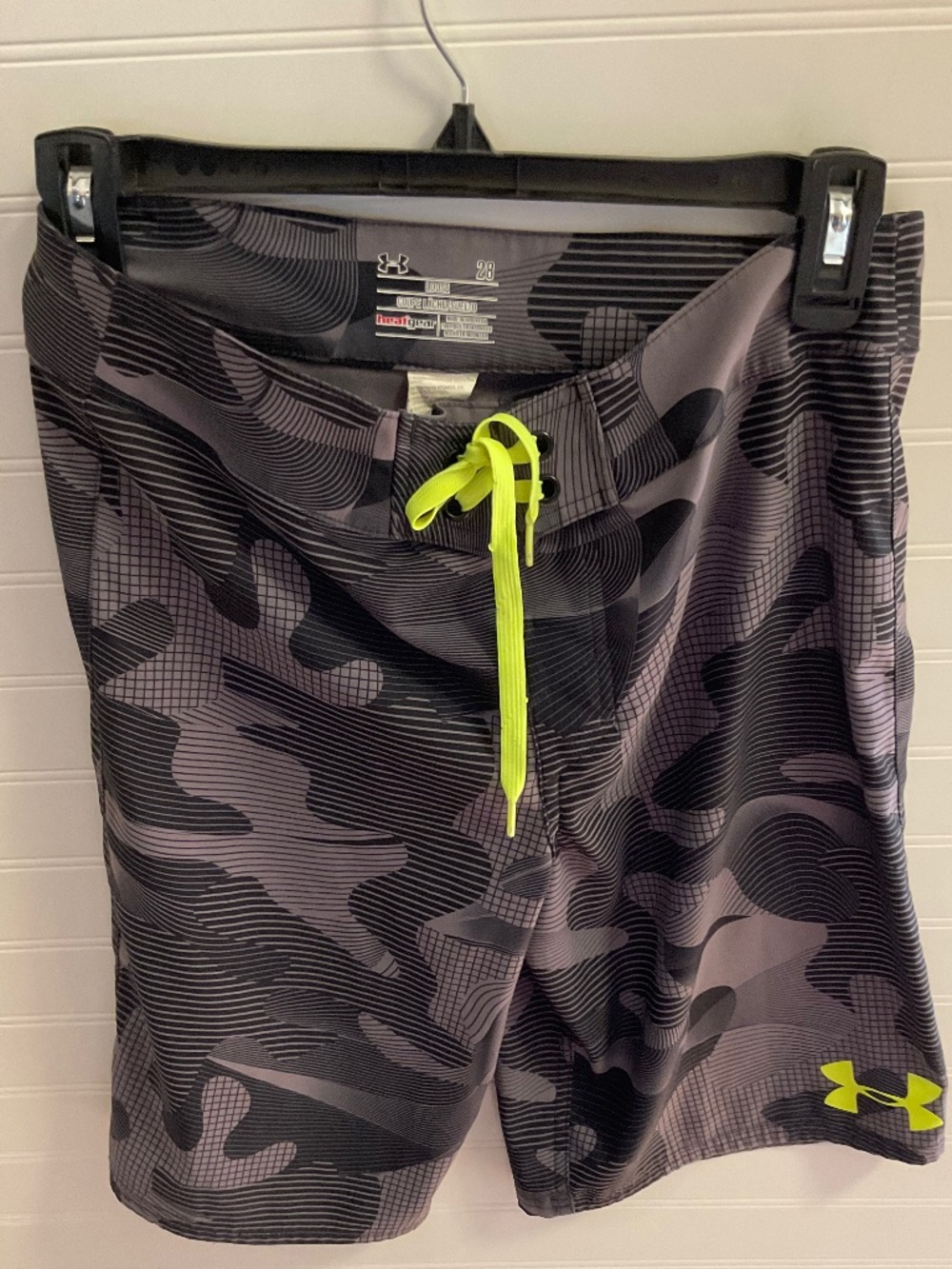 Under Armor HeatGear Board Shorts Mens 28 Gray Camo Neon Swim Trunks